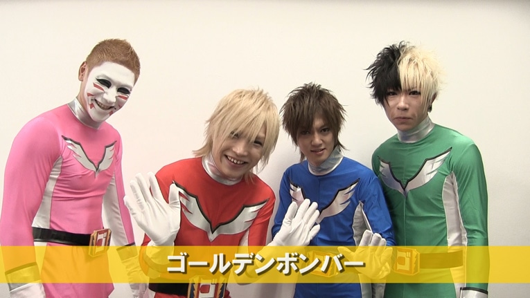 コメント動画に出演するゴールデンボンバー。