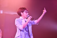 「GODcustomer」で中指を立てながら「FUCK YOU BABY」と歌ういつか。 （写真提供：ワーナーミュージック・ジャパン）