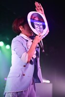 グッズのうちわを持ってパフォーマンスするいつか。 （写真提供：ワーナーミュージック・ジャパン）