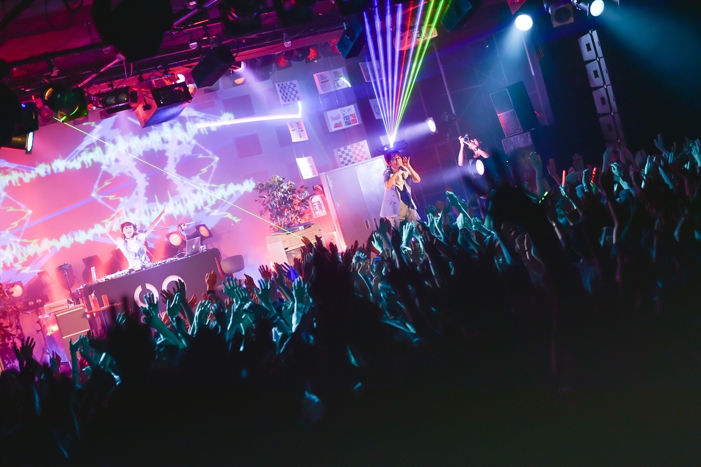 「No more ZANGYO!!」LIQUIDROOM公演の様子。 （写真提供：ワーナーミュージック・ジャパン）