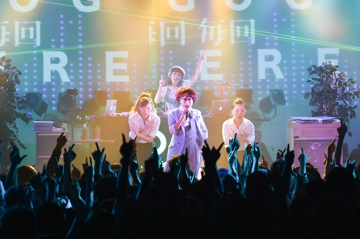 持ち物は うっぷん と 金 Charisma Comワンマンで新曲 豚 も 音楽ナタリー