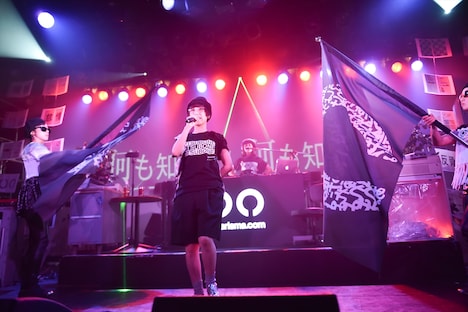 新曲「豚」をパフォーマンスするCharisma.com。 （写真提供：ワーナーミュージック・ジャパン）