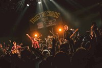 「TRUST TOUR 2015」東京・ TSUTAYA O-WEST公演のアンコールの様子。（撮影：小笹竜馬）