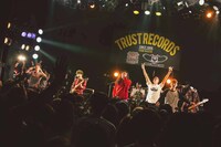 「TRUST TOUR 2015」東京・ TSUTAYA O-WEST公演のアンコールの様子。（撮影：小笹竜馬）