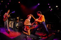 アンコールで隅垣元佐（右から2番目）らSANABAGUN.メンバーがゲスト参加した様子。 （撮影：小見山峻）