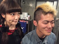 モヒカンヘアの一例（右）。