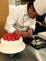 ケーキを制作する小山進氏。