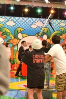 スタッフに扮して収録の様子をうかがう“ザコ”沢辺りおん。