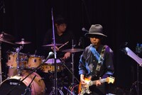 サポートを務めたNONA REEVESの小松シゲル（左）と奥田健介（右）。