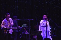 LUVRAW（左）が奏でるトークボックスとのハーモニーを響かせる一十三十一（右）。