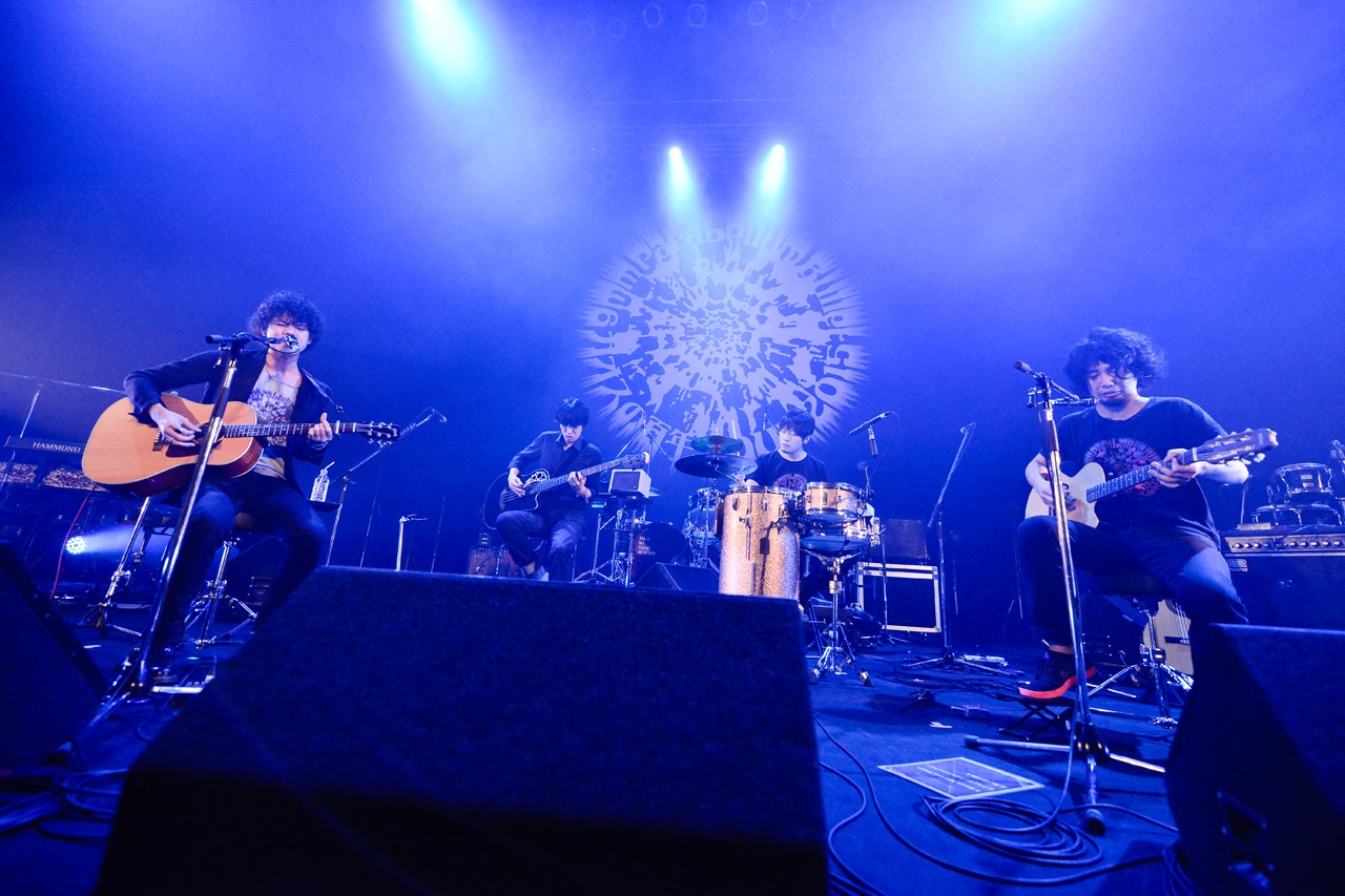 アコースティック編成でライブを行う9mm Parabellum Bullet。（撮影：橋本塁）