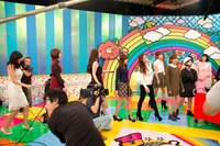 スタジオに乱入する初代マスカッツ。（写真提供：ポニーキャニオン）