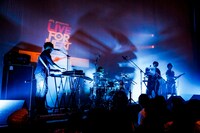 flower in the vasement（撮影：上飯坂一）