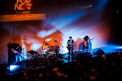 flower in the vasement(撮影:上飯坂一)