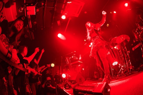 上木彩矢（Vo）（提供：ポニーキャニオン）