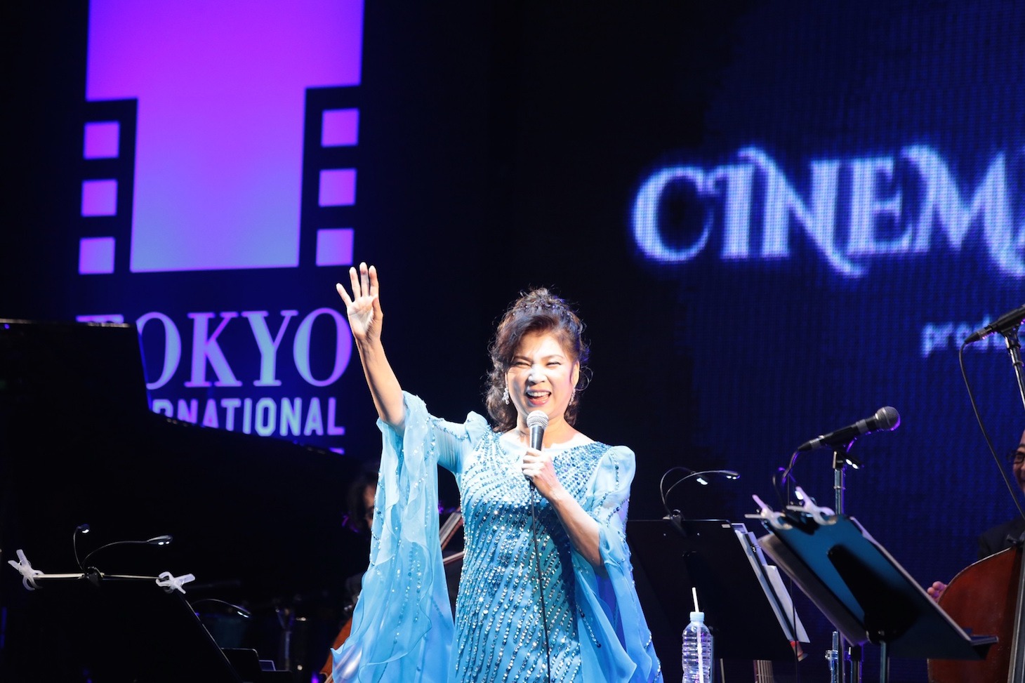 「CINEMA MUSIC JAM produced by J-WAVE」でパフォーマンスする八代亜紀。  (c)2015TIFF