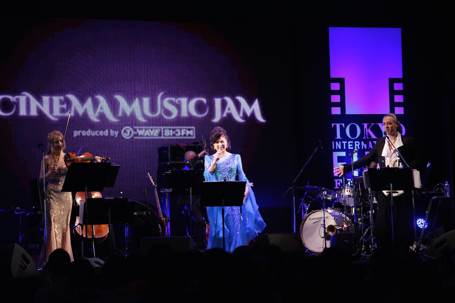 「CINEMA MUSIC JAM produced by J-WAVE」でパフォーマンスする八代亜紀。  (c)2015TIFF