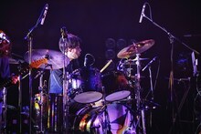 江島啓一（Dr）（撮影：山本マオ）