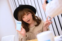 投稿用の写真撮影をするMACO。