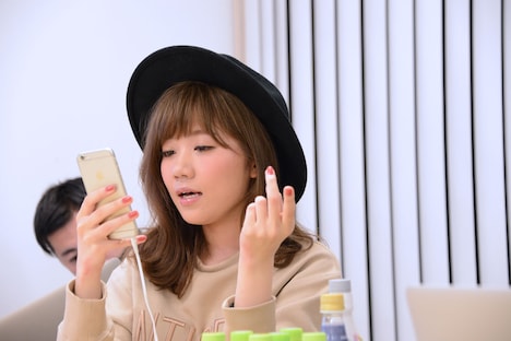 曲を口ずさみながらタイムラインを見つめるMACO。