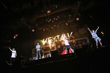 「KEYTALKの武道館で舞踏会 ～shall we dance?～」の様子。（撮影：後藤壮太郎）