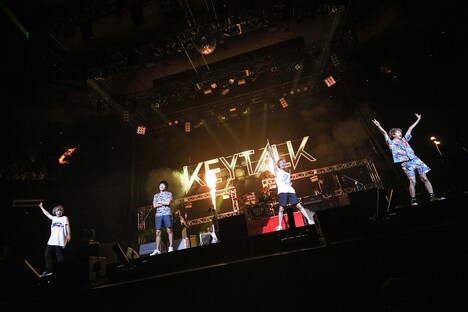 「KEYTALKの武道館で舞踏会 ～shall we dance?～」の様子。（撮影：後藤壮太郎）