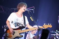 首藤義勝（Vo, B）（撮影：後藤壮太郎）