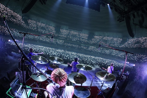 「KEYTALKの武道館で舞踏会 ～shall we dance?～」の様子。（撮影：後藤壮太郎）