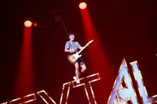 ワイヤーで宙を舞う寺中友将（Vo, G）。（撮影：後藤壮太郎）