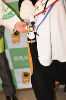 ストラップをアピールするあらいぐんまちゃん。。