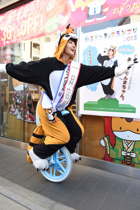 一輪車に乗るあらいぐんまちゃん。。