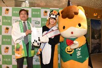 左から宮崎所長、あらいぐんまちゃん。、ぐんまちゃん。