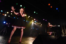 Dorothy Little Happyによるライブの様子。