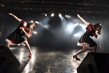 Dorothy Little Happyによるライブの様子。