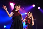 Dorothy Little Happyによるライブの様子。