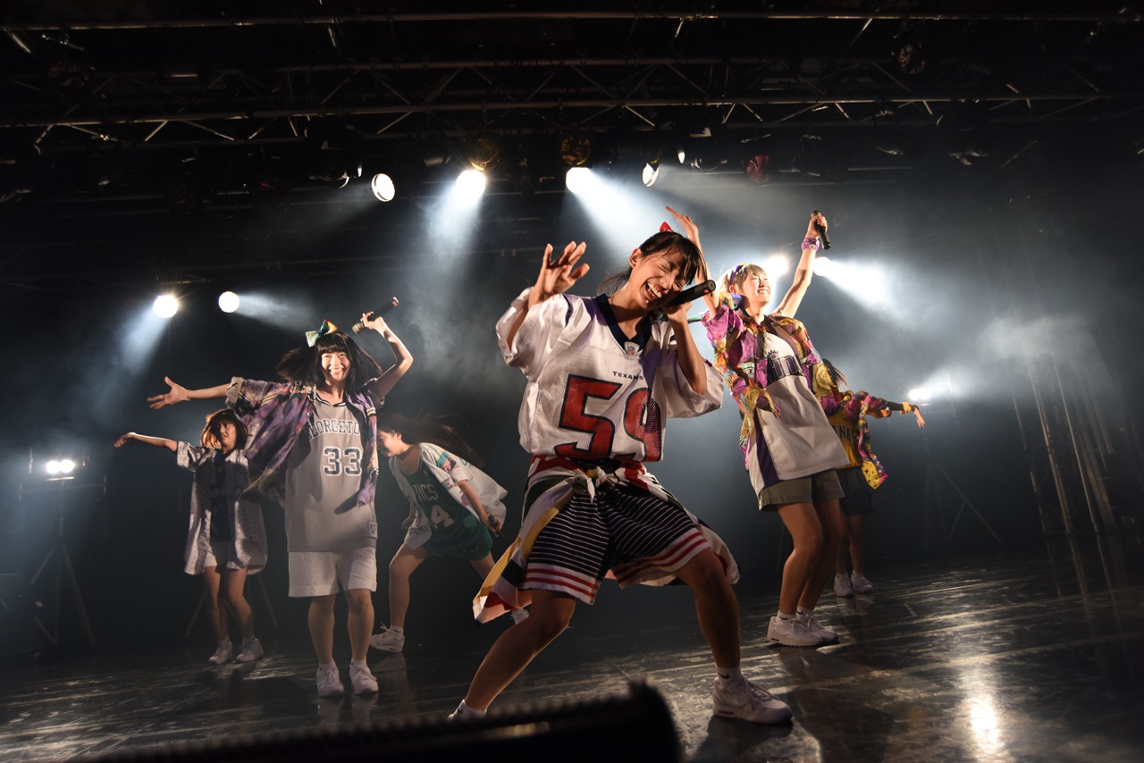 lyrical schoolによるライブの様子。