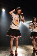 lyrical schoolのTシャツとキャップを身に付けた高橋麻里。