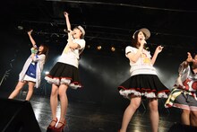 Dorothy Little Happyによるコラボライブの様子。