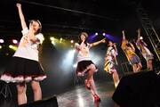 Dorothy Little Happyによるコラボライブの様子。