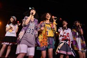 Dorothy Little Happyによるコラボライブの様子。