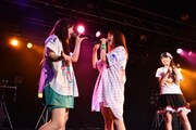 Dorothy Little Happyによるコラボライブの様子。