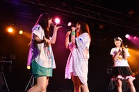 Dorothy Little Happyによるコラボライブの様子。