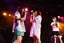 Dorothy Little Happyによるコラボライブの様子。