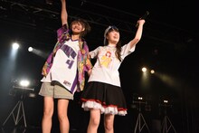 Dorothy Little Happyによるコラボライブの様子。