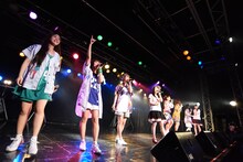 Dorothy Little Happyによるコラボライブの様子。