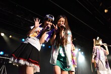 Dorothy Little Happyによるコラボライブの様子。