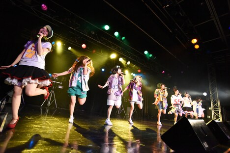 Dorothy Little Happyによるコラボライブの様子。