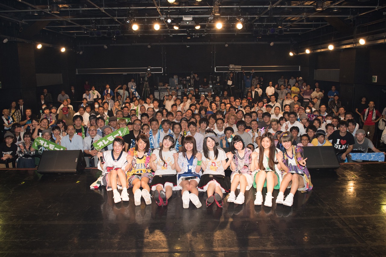 ライブ後の記念撮影の様子。
