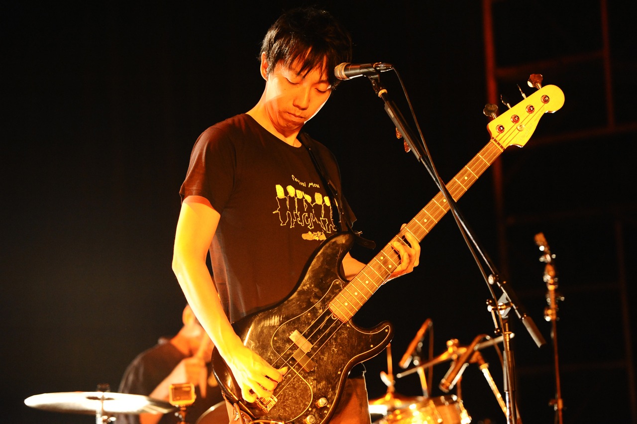 丸山潤（B, Cho）（Photo by Coto）