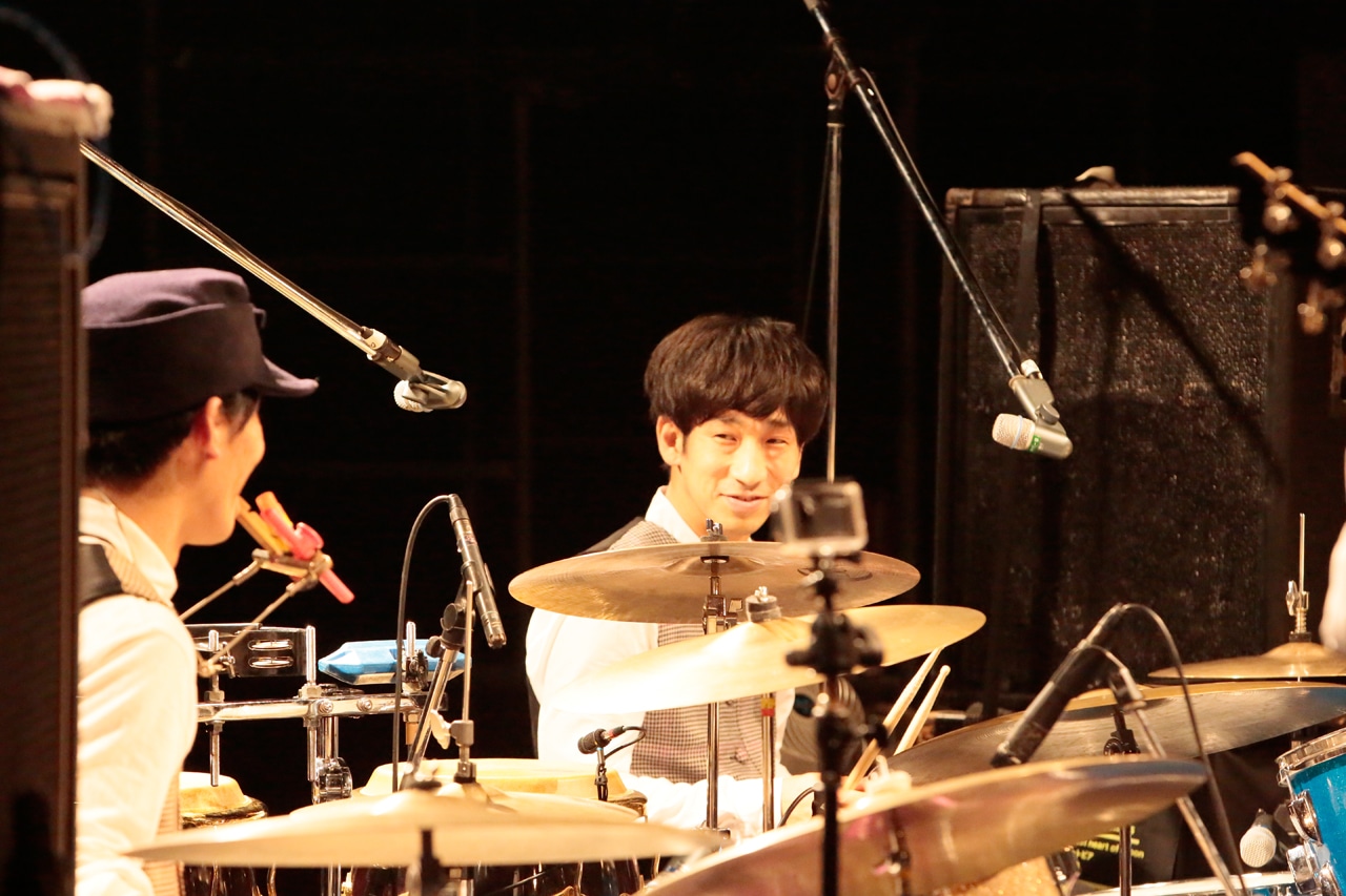 左から内田武瑠（Dr, Cho）、伊藤大地（Dr, Per, Cho）。（Photo by MASANORI FUJIKAWA）